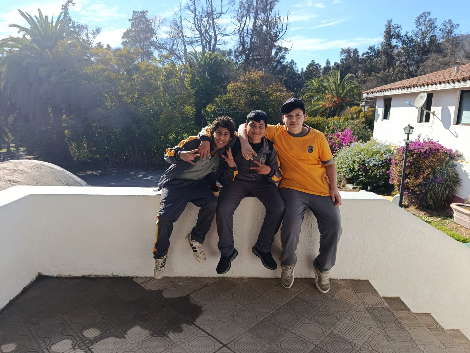Estudiantes sonriendo y compartiendo con compañerismo