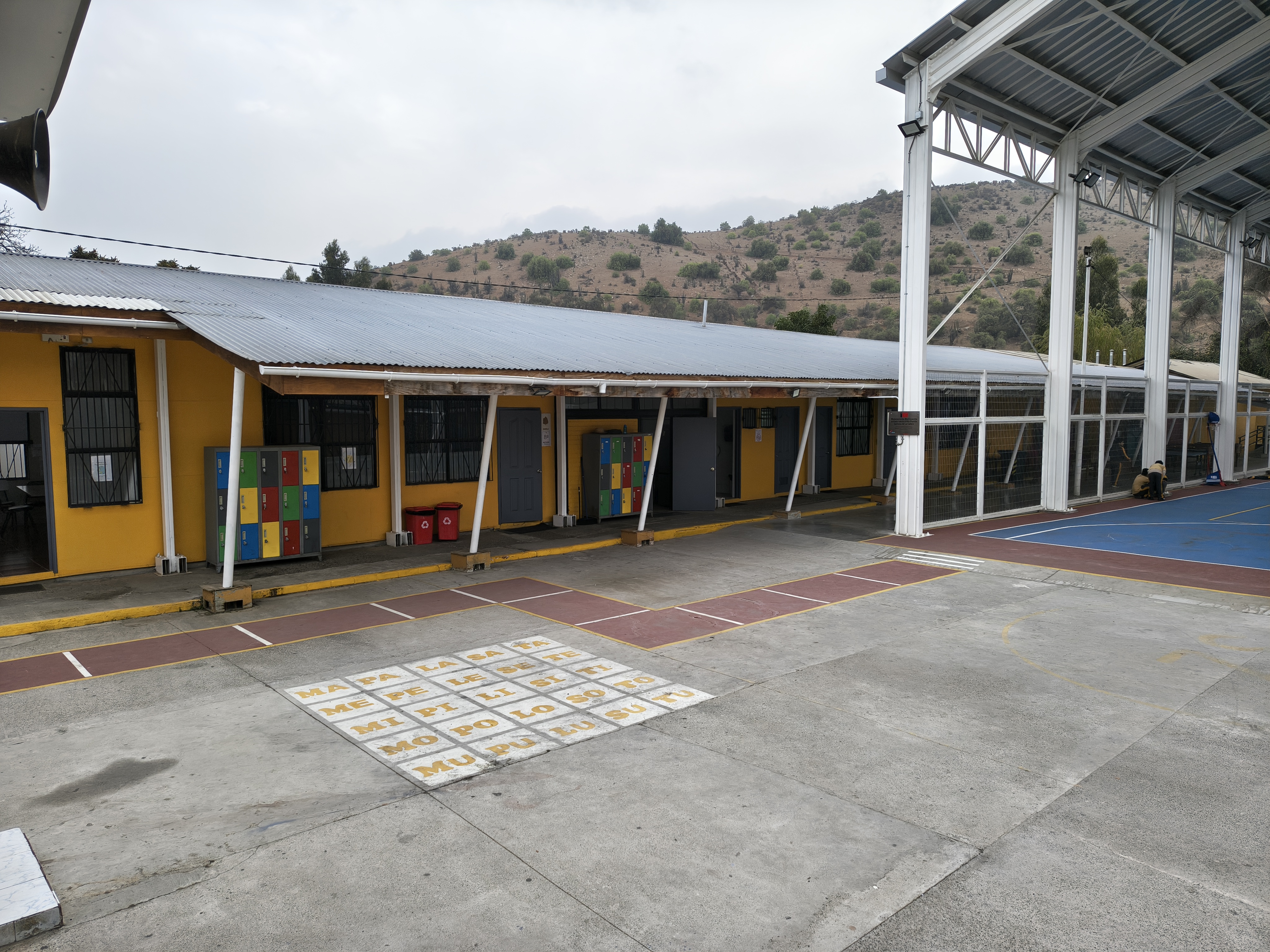 Patio central y accesos de la escuela
